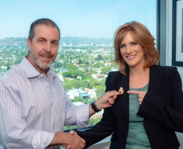 Carol Leifer Receives Lion Pin from The Federation CEO, Jay Sanderson